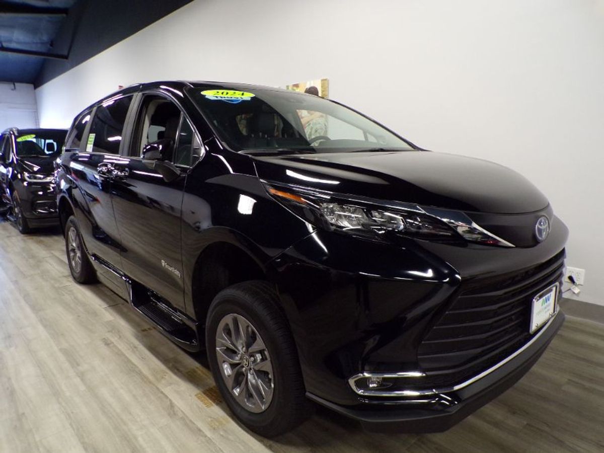 Black Toyota Sienna image number 3