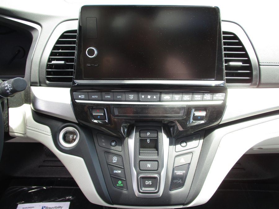 Silver Honda Odyssey image number 6