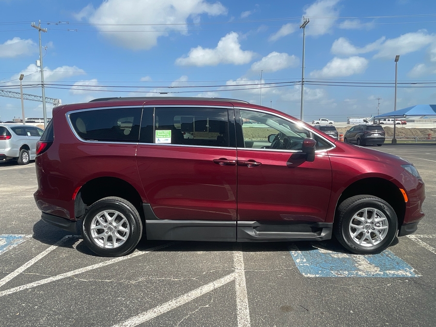 Red Chrysler Voyager image number 9