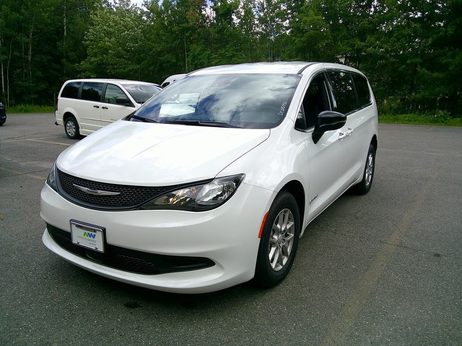 White Chrysler Voyager image number 5