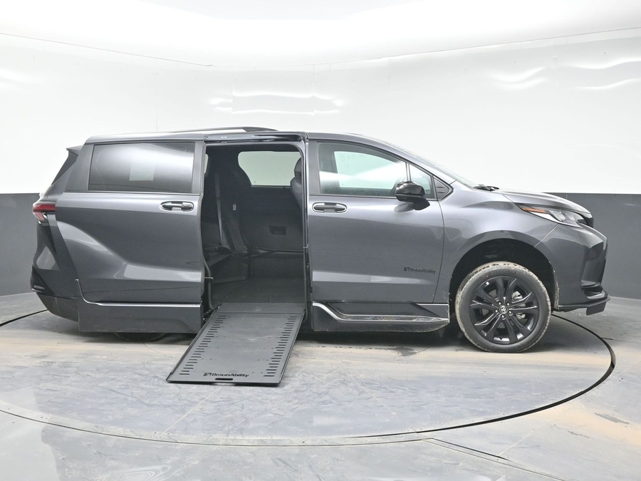 New 2025 Toyota Sienna Hybrid XSE Sport - BraunAbility Side Entry Entry In Floor Automatic Ramp