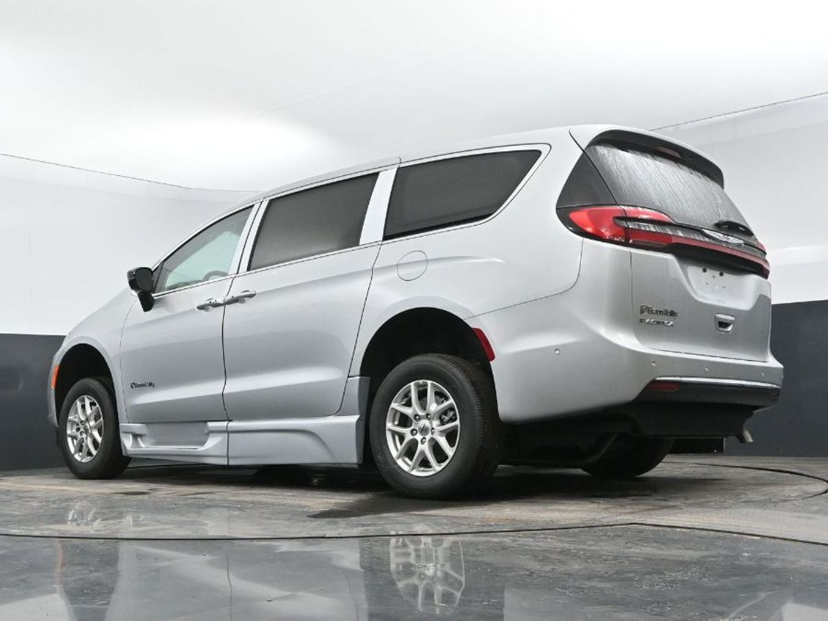 Silver Chrysler Pacifica image number 12