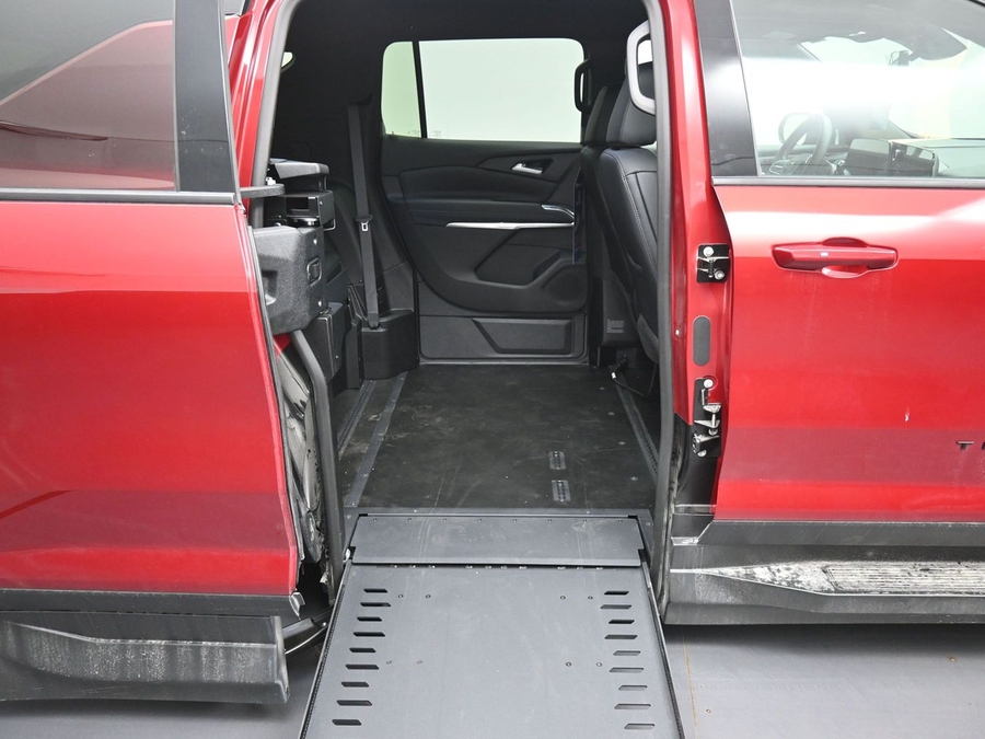 New 2026 Chevrolet Traverse 1LT Midnight Edition - BraunAbility Side Entry In Floor Automatic Ramp