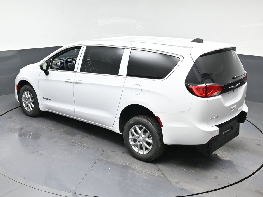 White Chrysler Voyager image number 18