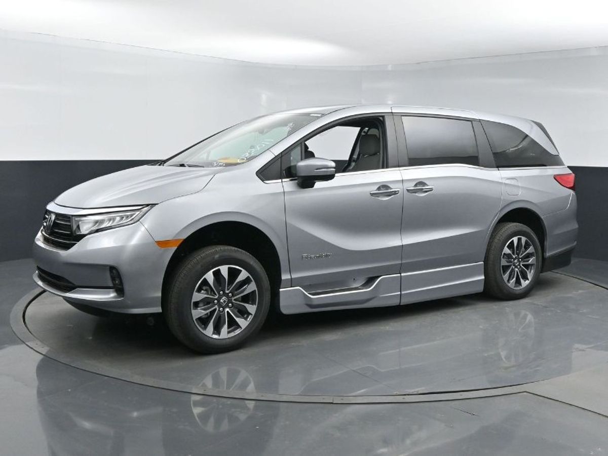 Silver Honda Odyssey image number 19