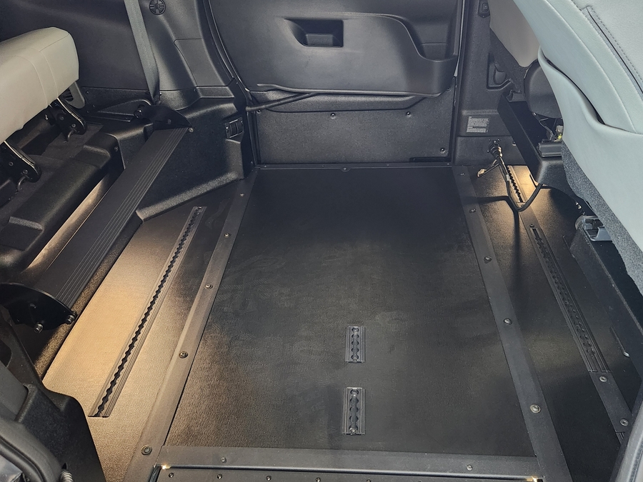 Grey Toyota Sienna image number 10