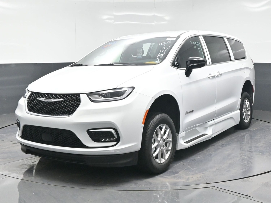 New 2025 Chrysler Pacifica Select Safety - BraunAbility Side Entry Entry Fold Out Automatic Ramp