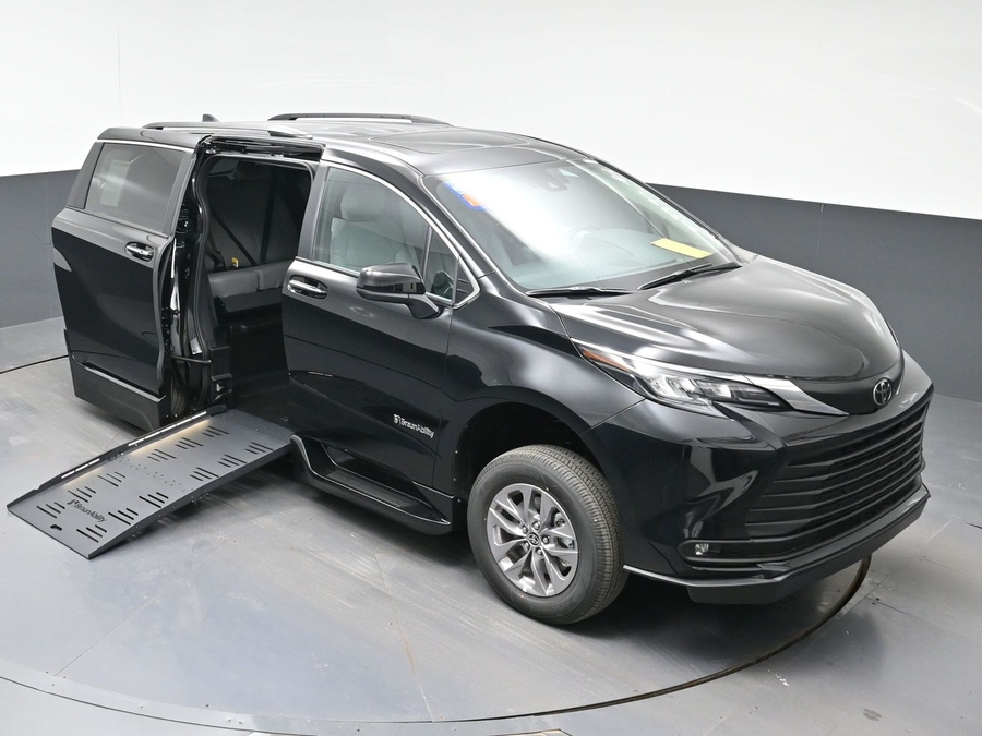 Black Toyota Sienna image number 19