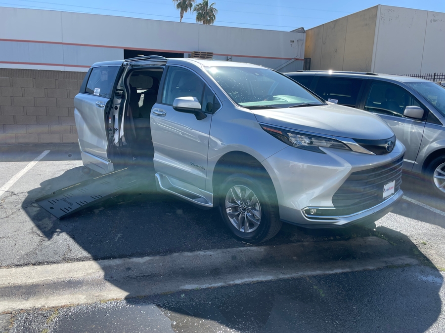 Used 2024 Toyota Sienna Hybrid XLE - BraunAbility Side Entry Entry Fold Out Automatic Ramp