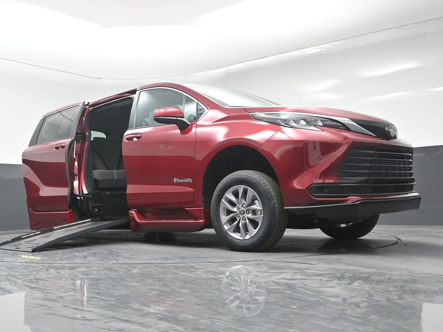 New 2026 Toyota Sienna Hybrid LE - BraunAbility Side Entry Fold Out Automatic Ramp