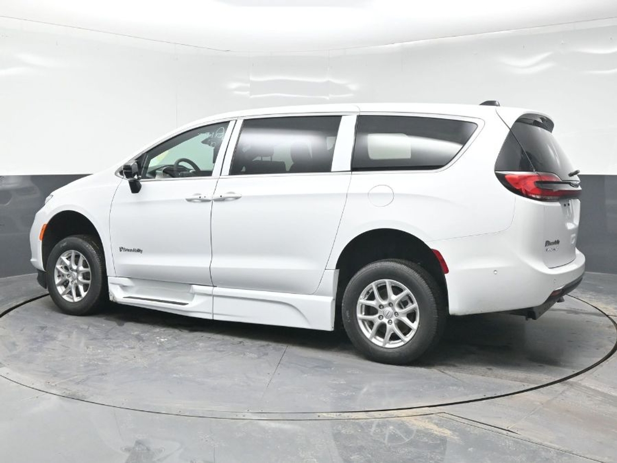 White Chrysler Pacifica image number 3