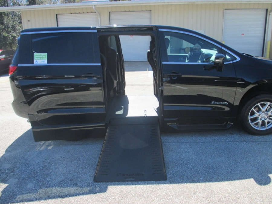 Black Chrysler Pacifica image number 5