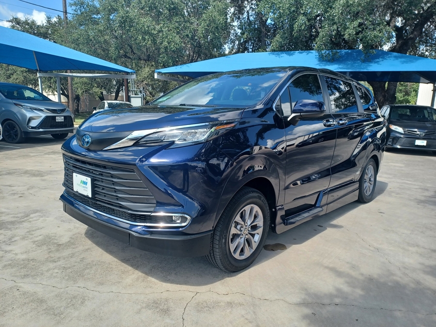 Blue Toyota Sienna image number 5