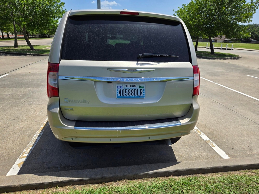 Used 2014 Chrysler Town and Country Touring-L - BraunAbility Side Entry Fold Out Automatic Ramp