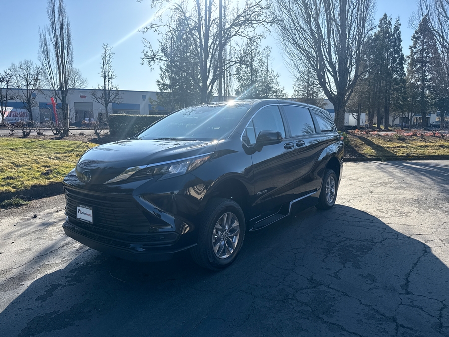 Used 2024 Toyota Sienna Hybrid LE Base - BraunAbility Side Entry Entry Fold Out Automatic Ramp