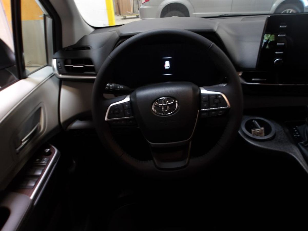 Silver Toyota Sienna image number 15