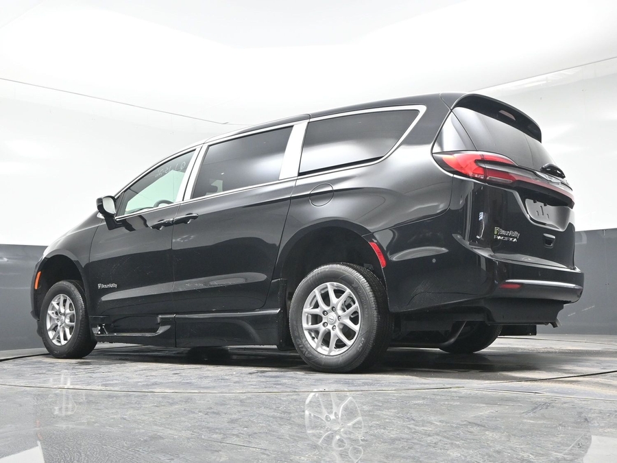 Black Chrysler Pacifica image number 20