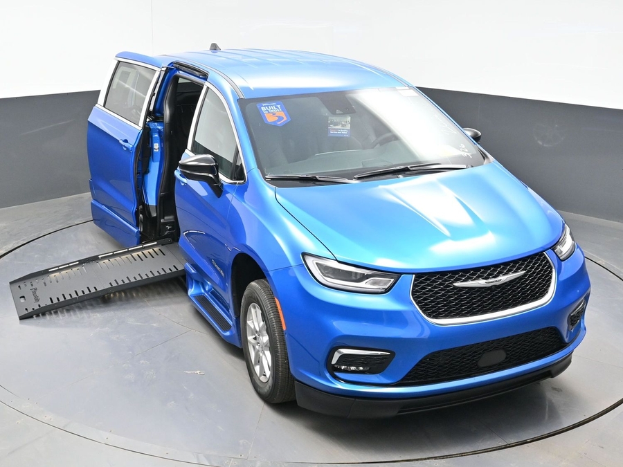 Blue Chrysler Pacifica image number 21