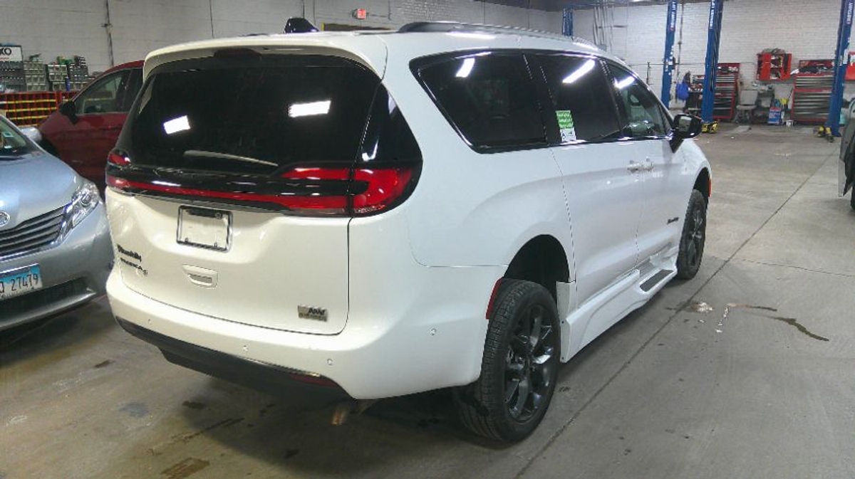 2024 CHRYSLER PACIFICA - Image 7