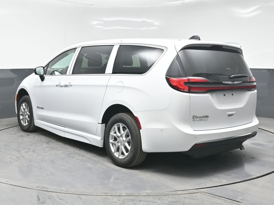 White Chrysler Pacifica image number 1
