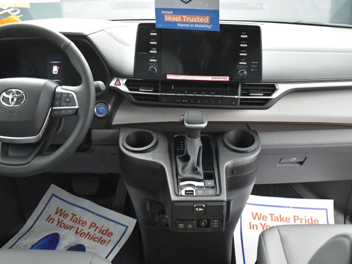 White Toyota Sienna image number 4