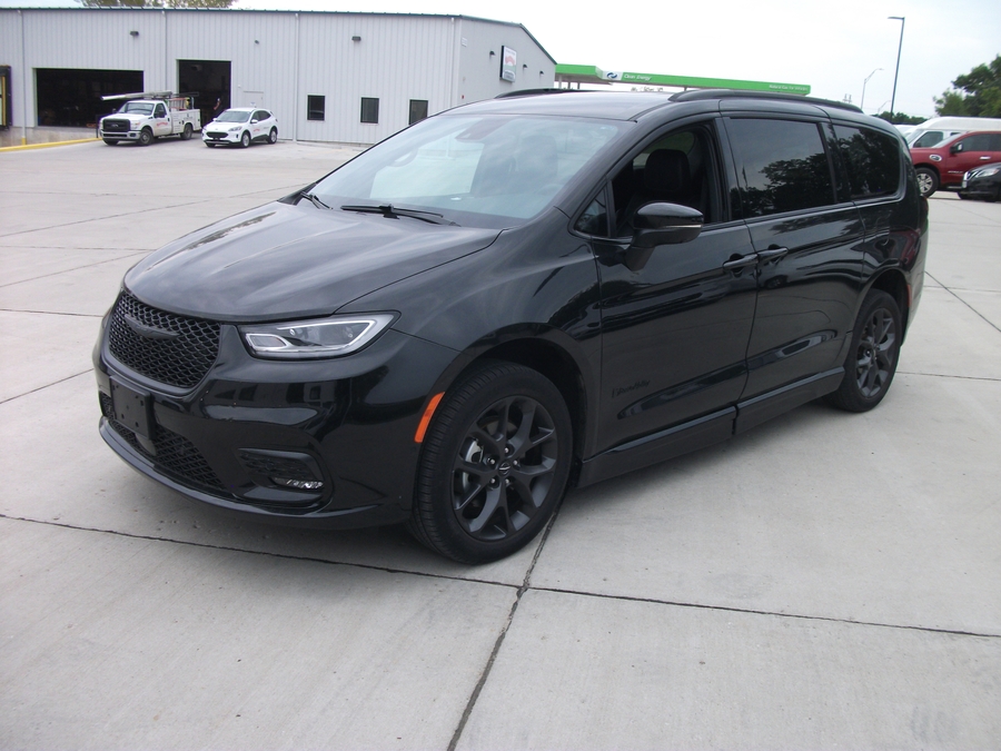 Used 2023 Chrysler Pacifica Touring L - BraunAbility Side Entry Fold Out Automatic Ramp