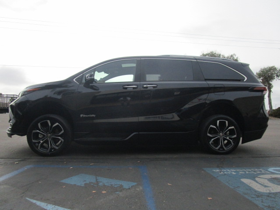 New 2025 Toyota Sienna Hybrid Platinum - BraunAbility Side Entry Entry In Floor Automatic Ramp