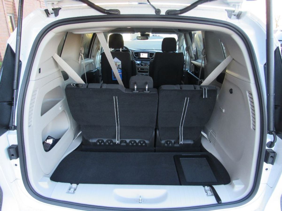 White Chrysler Voyager image number 14