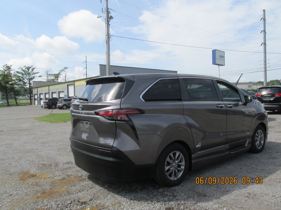Grey Toyota Sienna image number 7