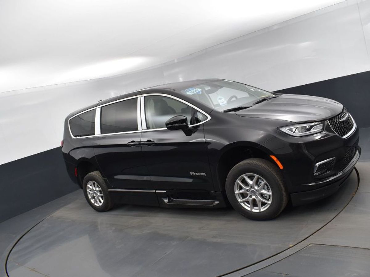 Black Chrysler Pacifica image number 8