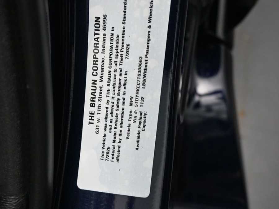 Blue Toyota Sienna image number 11