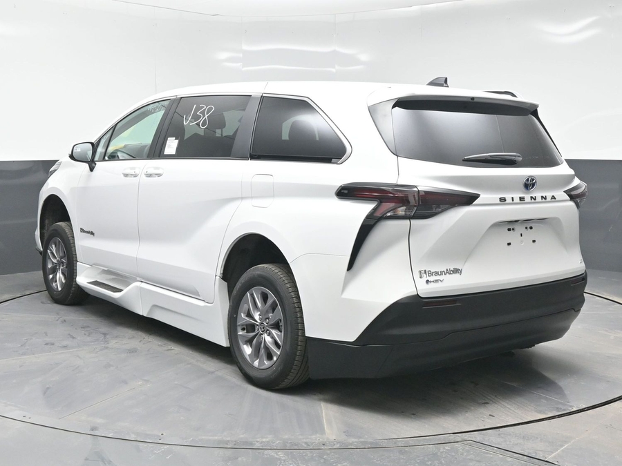 New 2025 Toyota Sienna Hybrid LE - BraunAbility Side Entry Entry Fold Out Automatic Ramp