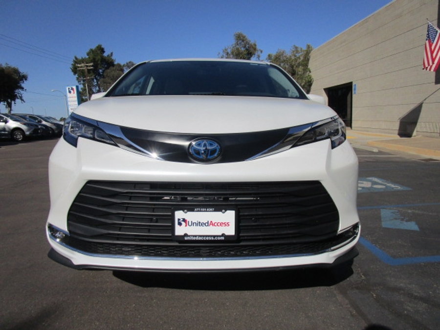 Used 2022 Toyota Sienna Hybrid XLE Base - BraunAbility Side Entry Entry Fold Out Automatic Ramp