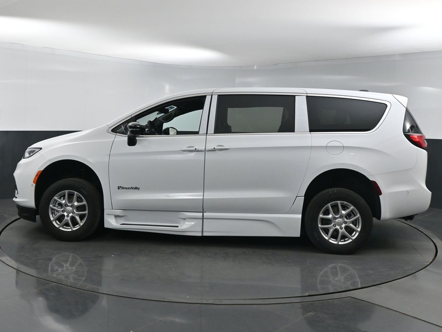 New 2025 Chrysler Pacifica Select Safety - BraunAbility Side Entry Entry Fold Out Automatic Ramp