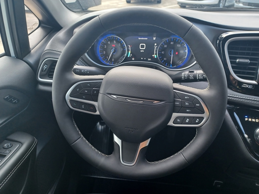 Black Chrysler Pacifica image number 14