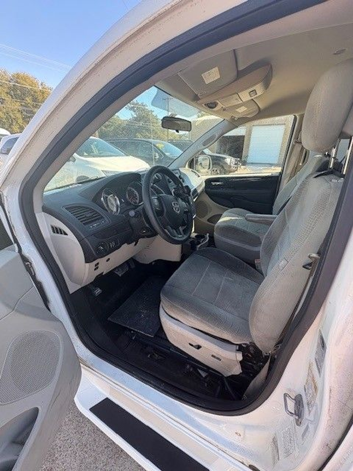  Dodge Grand Caravan image number 11