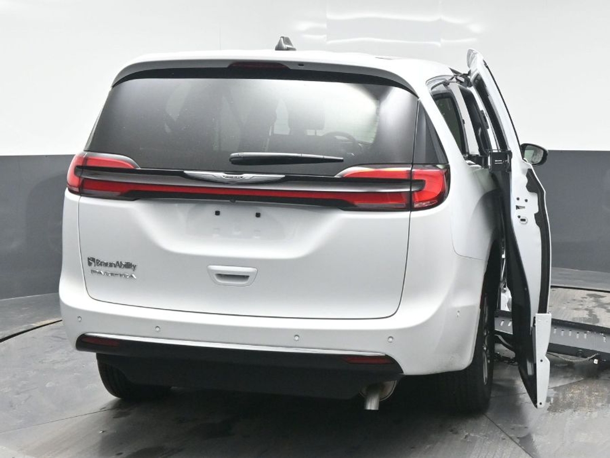 White Chrysler Pacifica image number 5