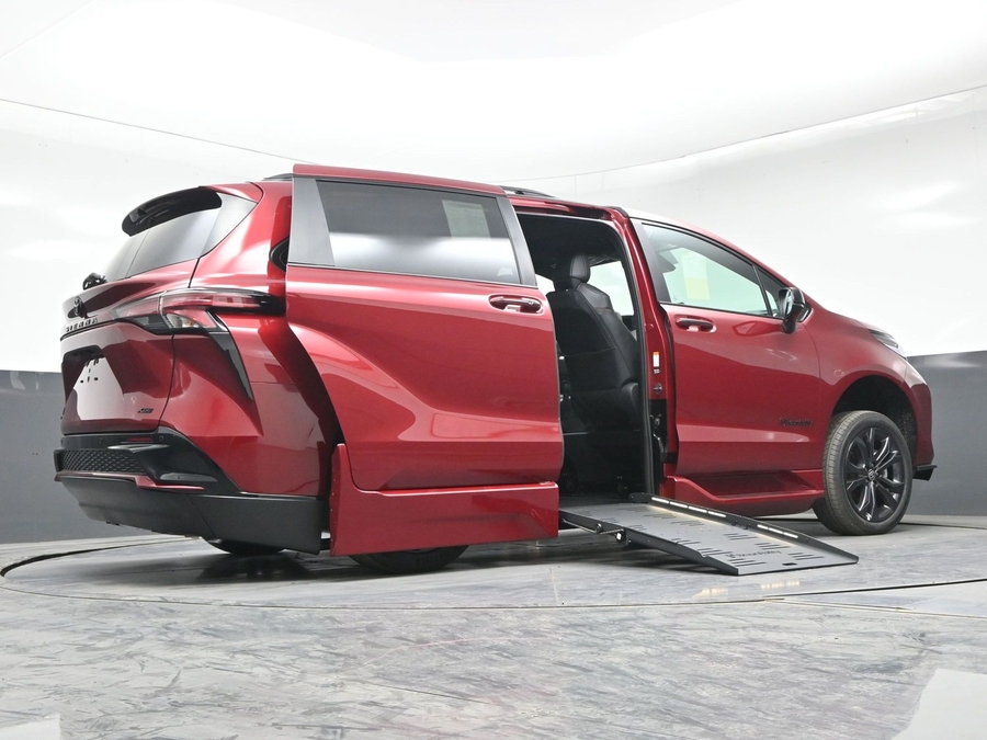 New 2026 Toyota Sienna Hybrid XSE Sport - BraunAbility Side Entry Entry Fold Out Automatic Ramp