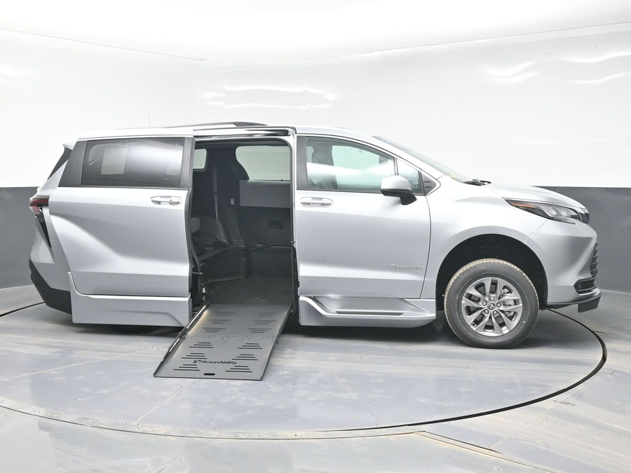 New 2025 Toyota Sienna Hybrid XLE Plus - BraunAbility Side Entry Entry Fold Out Automatic Ramp