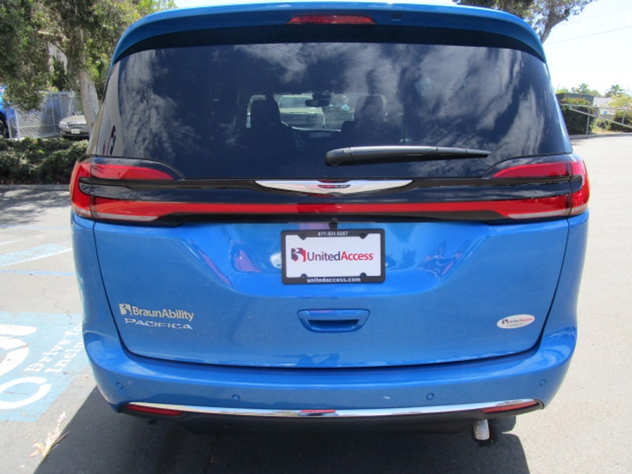 New 2026 Chrysler Pacifica Select Safety - BraunAbility Side Entry Entry Fold Out Automatic Ramp