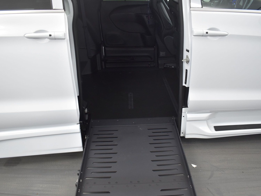 New 2025 Chrysler Pacifica Select Safety - BraunAbility Side Entry Entry Fold Out Automatic Ramp