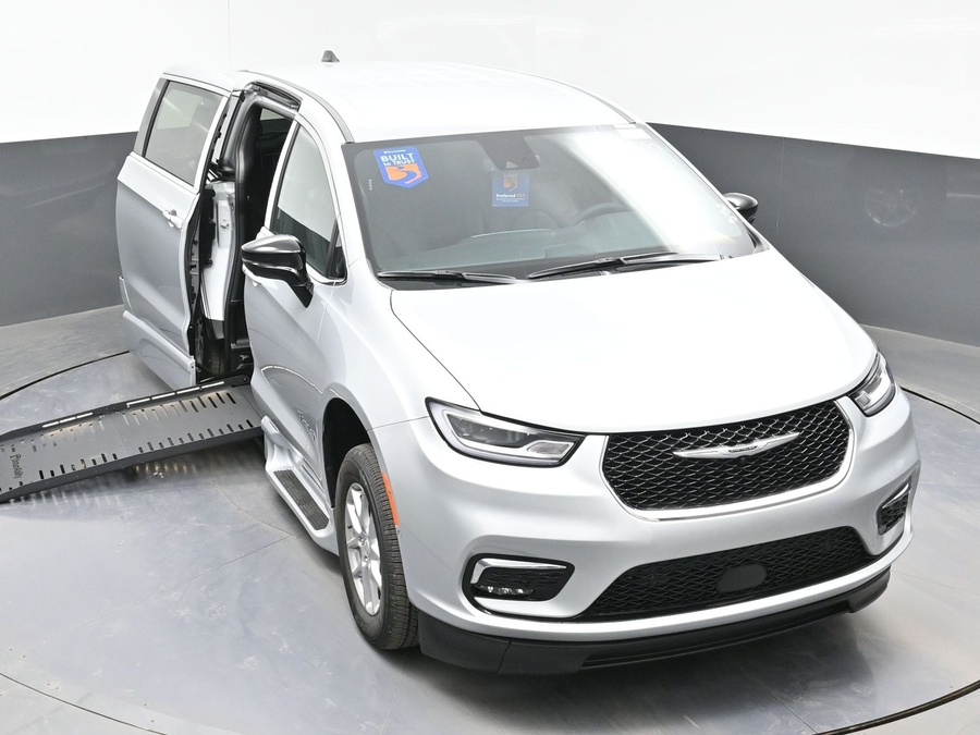 Silver Chrysler Pacifica image number 20