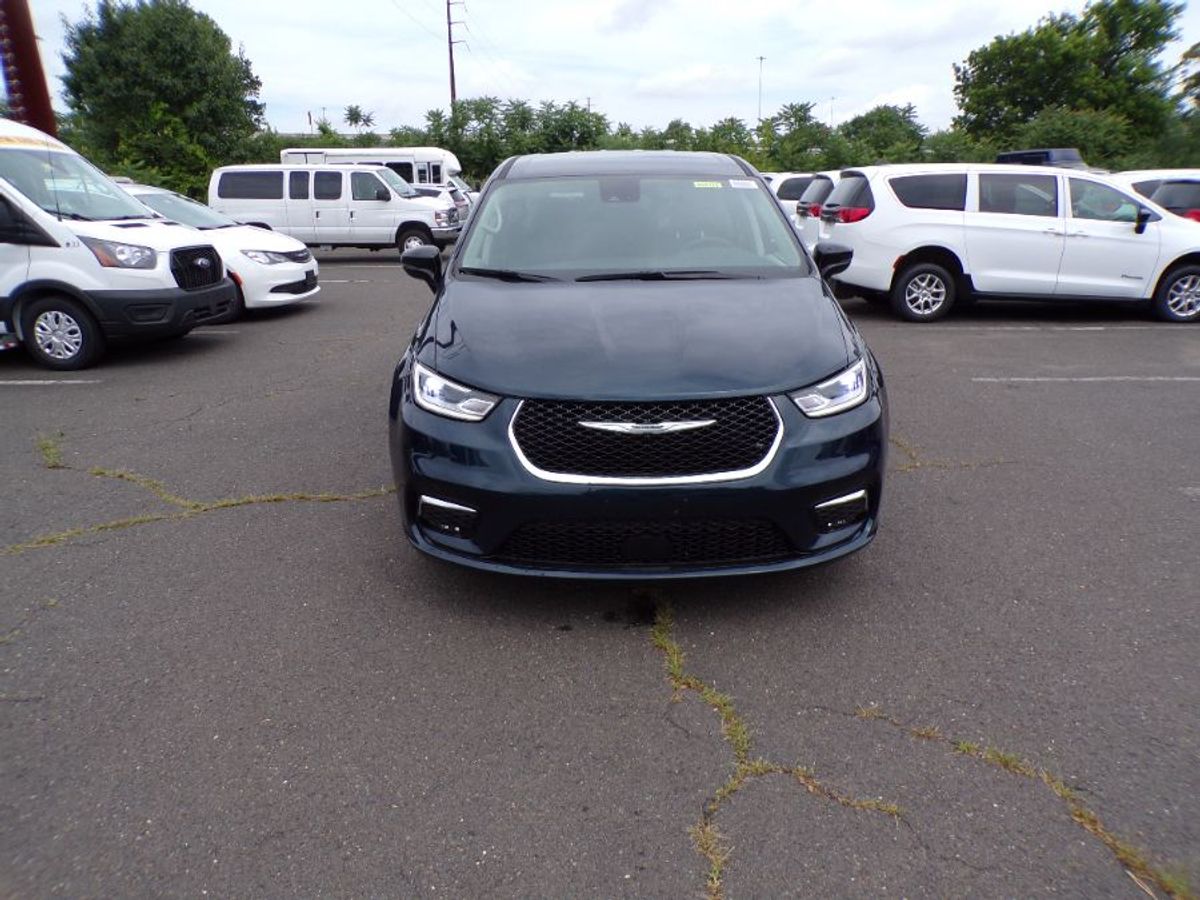 Blue Chrysler Pacifica image number 1