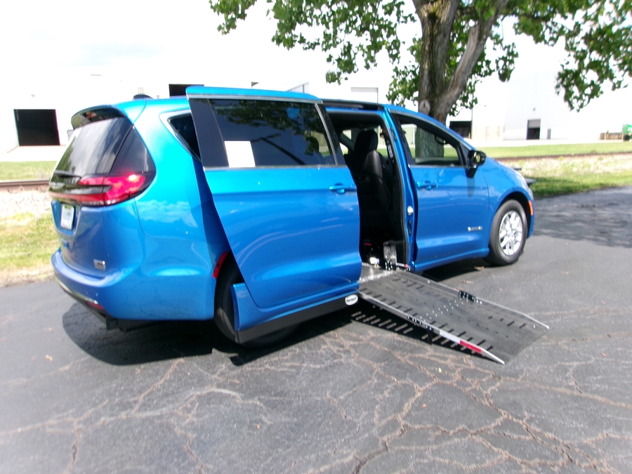Blue Chrysler Pacifica image number 15