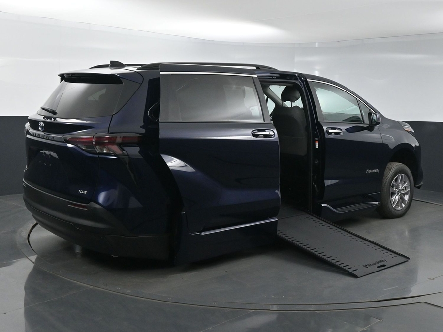 New 2025 Toyota Sienna Hybrid XLE Plus - BraunAbility Side Entry Entry Fold Out Automatic Ramp