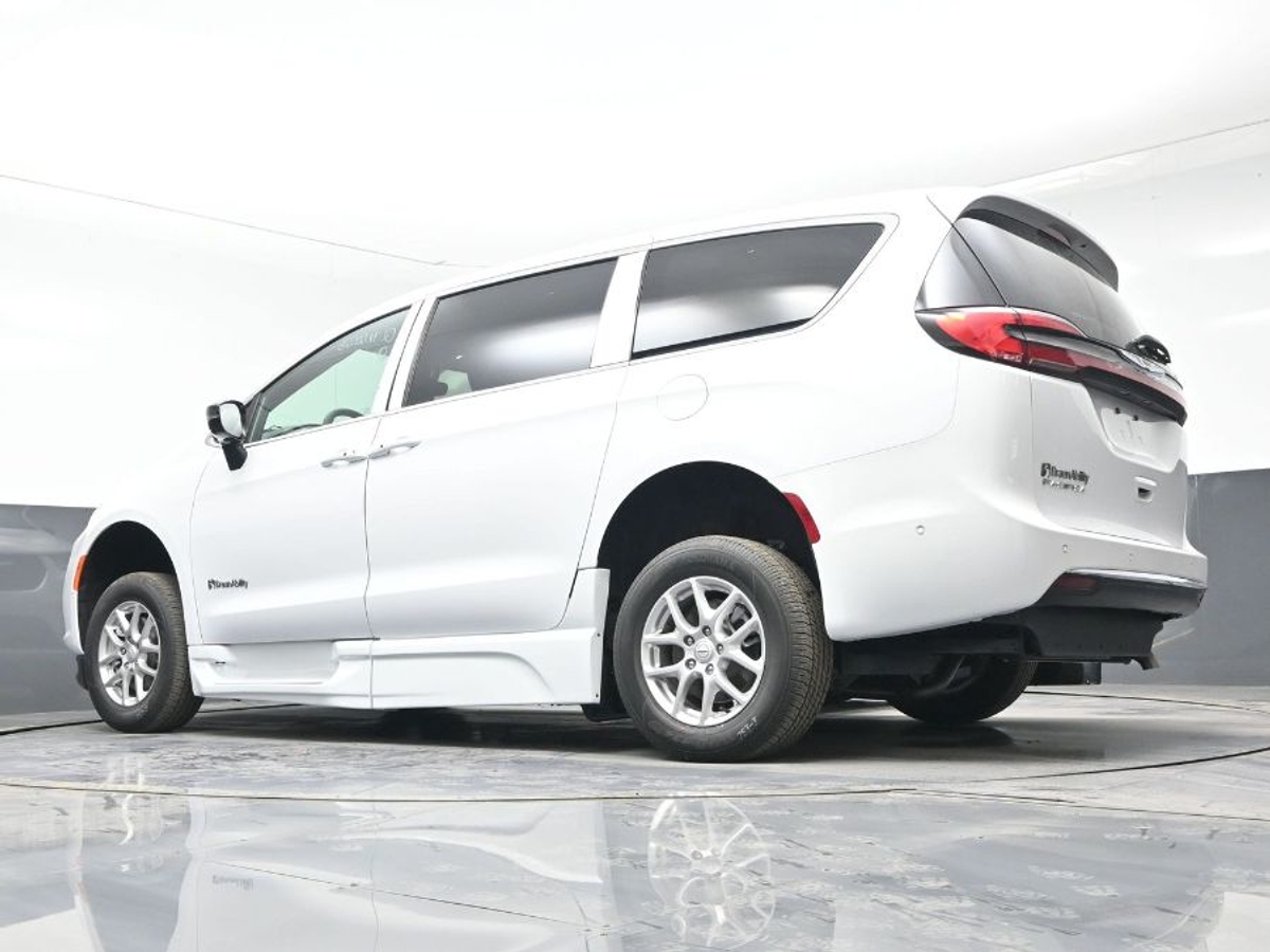 White Chrysler Pacifica image number 20