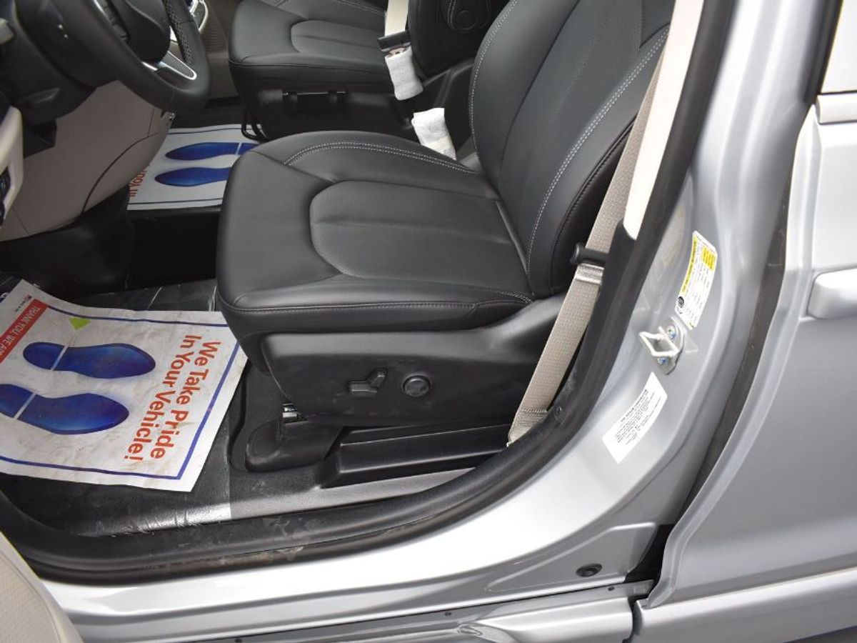 Silver Chrysler Pacifica image number 8