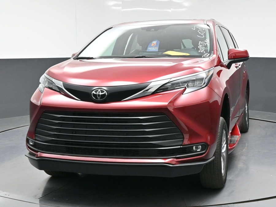 Red Toyota Sienna image number 1