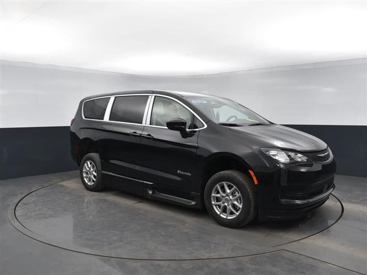 Black Chrysler Voyager image number 20