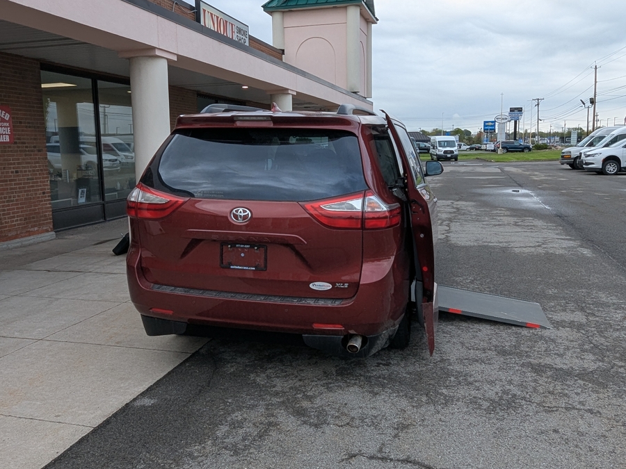 Used 2019 Toyota Sienna XLE - VMI Side Entry Entry In Floor Automatic Ramp